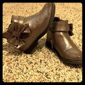 Girls boots gray metallic . 9